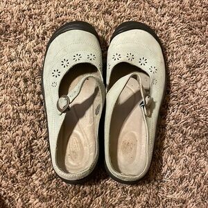 Keen Calistoga Lasercut Floral Mary Jane Clog Womens Size 8 in a light blue